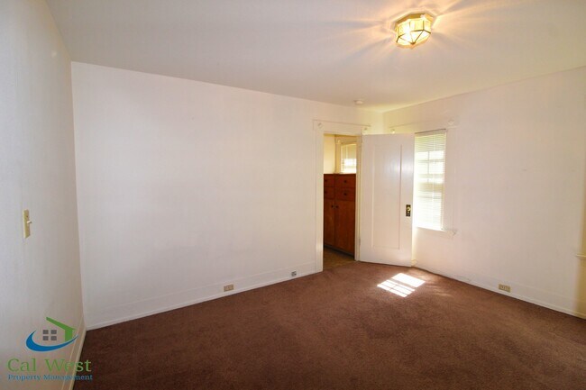 Building Photo - $2095 - Rose Garden Junior 1 Bedroom Apart...