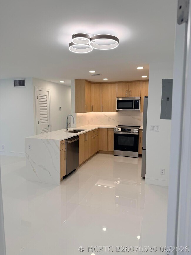 Building Photo - 6439 Bay Club Dr