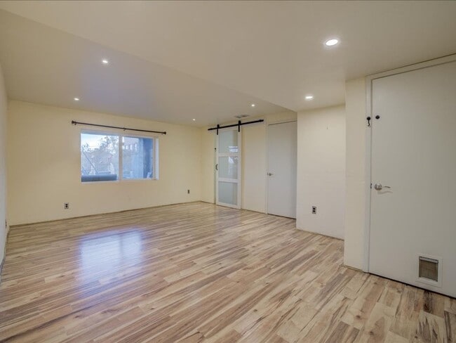 Building Photo - 4 Bedrooms, 3 Bathrooms