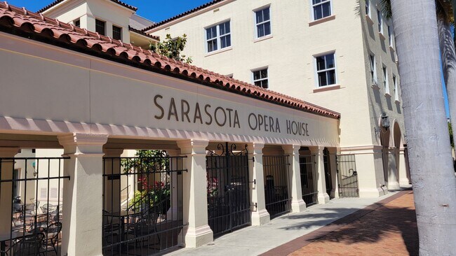 Building Photo - Short term ONLY luxury 2/2 condo in the heart of downtown Sarasota