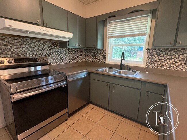 Building Photo - RATE DROP ALERT (was $2000/month) and FALL...