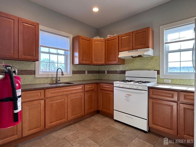 Building Photo - 664 Amboy Ave