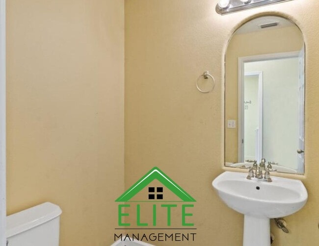 Building Photo - **Spacious 4-Bedroom, 2.5-Bath Home with L...