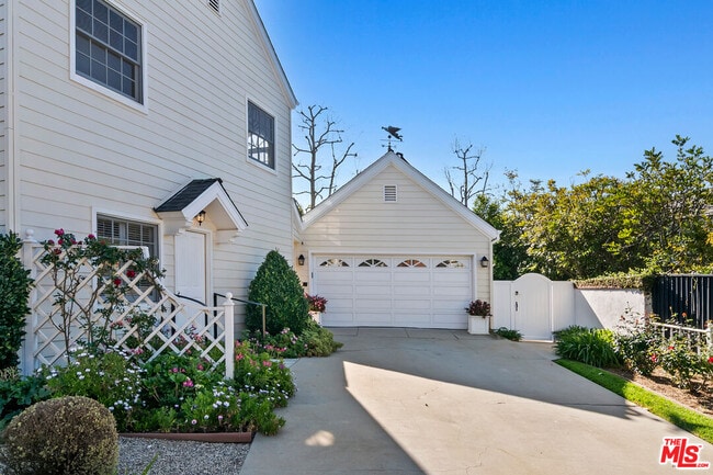 Building Photo - 360 Alma Real Dr