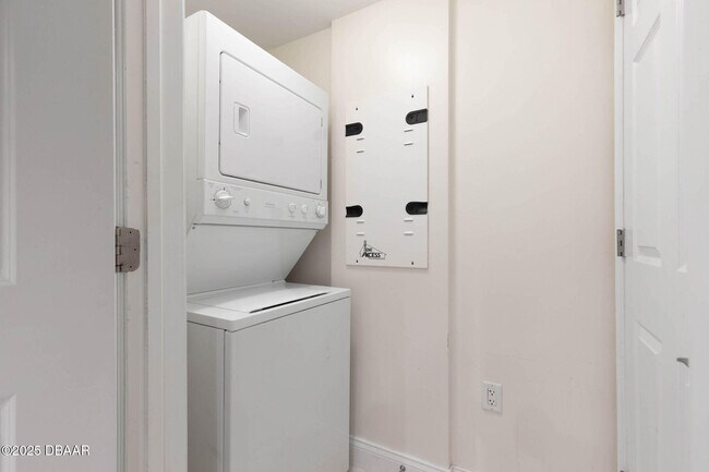 Building Photo - 241 Riverside Dr