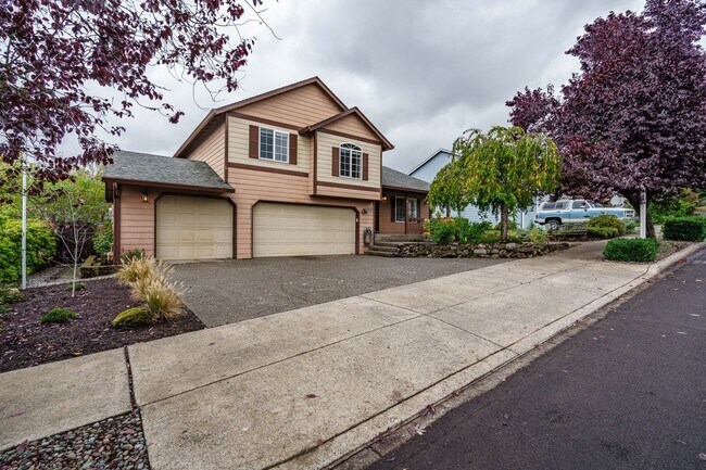 Building Photo - 3 Bedroom 2.5 Bath with workshop and fence...