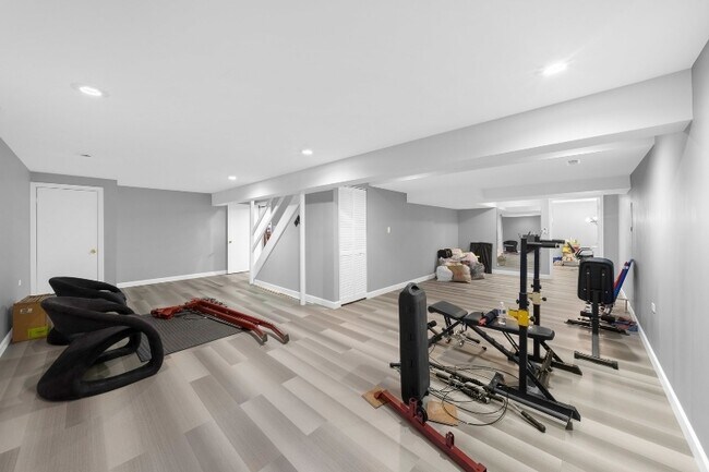 Building Photo - 264 N Southport Rd