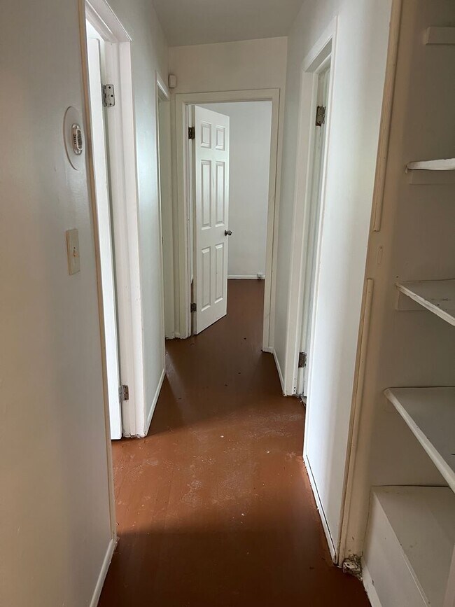 Building Photo - 3 Bedroom 1.5 Bath - $1200