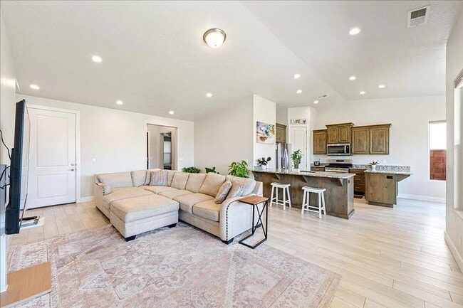 Building Photo - Bright and Spacious 3 Bedroom Home in Wash...