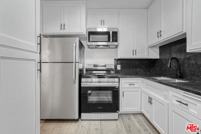 Building Photo - 10622 1/2 Holman Ave