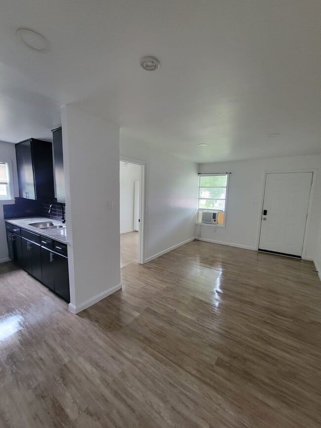 Building Photo - For Rent: Charming 2 Bed / 1 Bath Duplex with Backyard. We accept section 8.