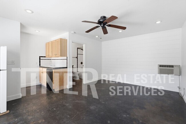 Building Photo - 657 40th St