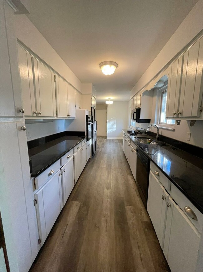 Building Photo - Beautiful Three Bedroom Home