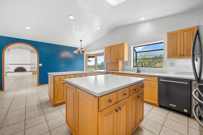 Building Photo - Mountain Views