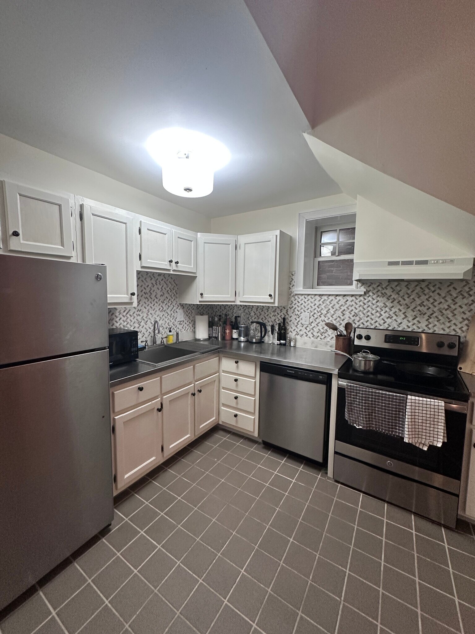 Building Photo - 2329 W Grace St