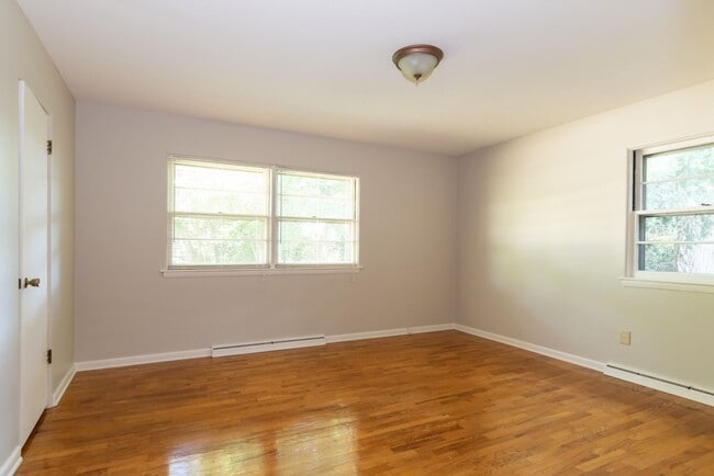 Building Photo - 3 bedroom 1.5 bath 1668 Sqft home just 1 m...