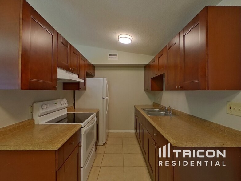 Building Photo - 2869 Webley Dr NE