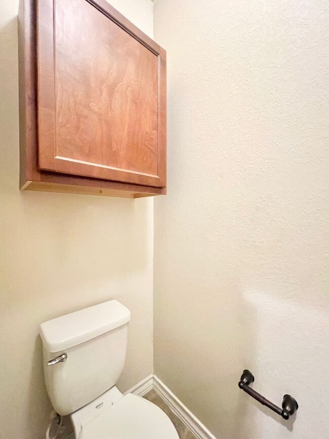 Building Photo - Lovely townhome | 3 bed/2.5 bath | End unit | near UT Medical Center/Lackland AFB/USAA!