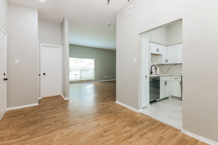 Building Photo - 10406 High Hollows Dr