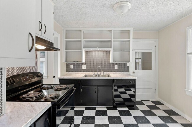 Building Photo - 512 E Cozy St