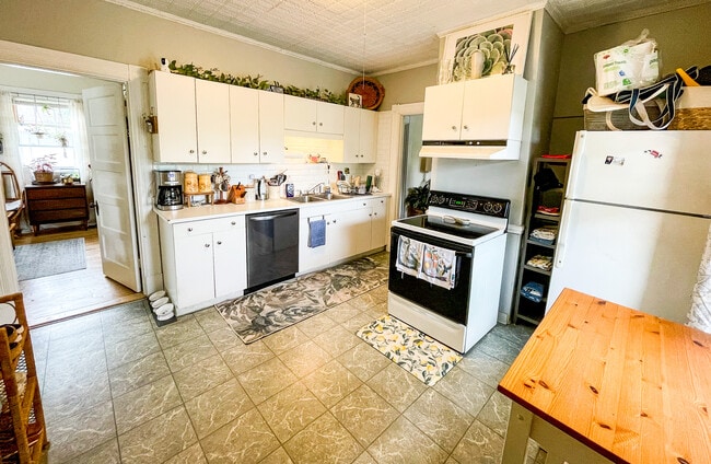 Kitchen - 415 Highland St