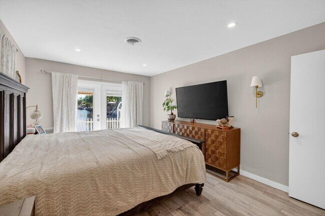 Building Photo - 1570 NE 30th Pl