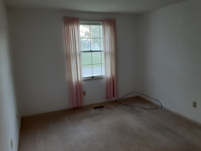 Second bedroom - 8258 Larkspur Dr