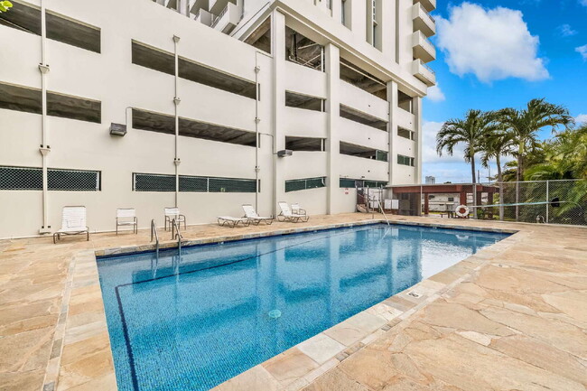Building Photo - Bright & Breezy 1-Bedroom Condo in Moiliil...