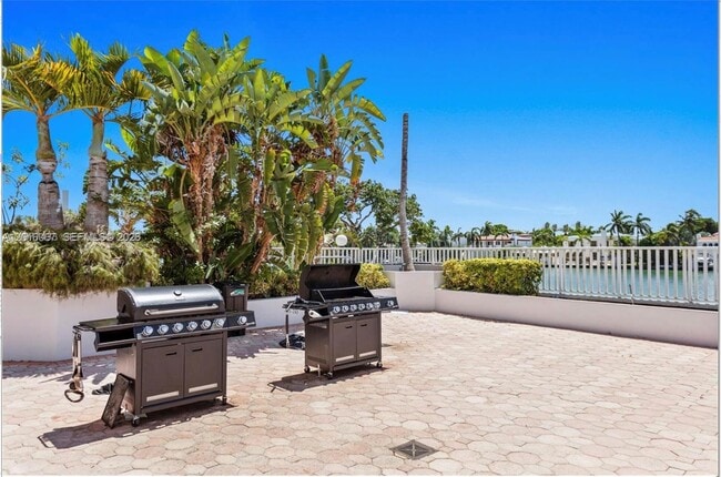Building Photo - 5700 Collins Ave