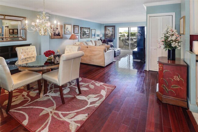 Primary Photo - 220 Kings Point Dr