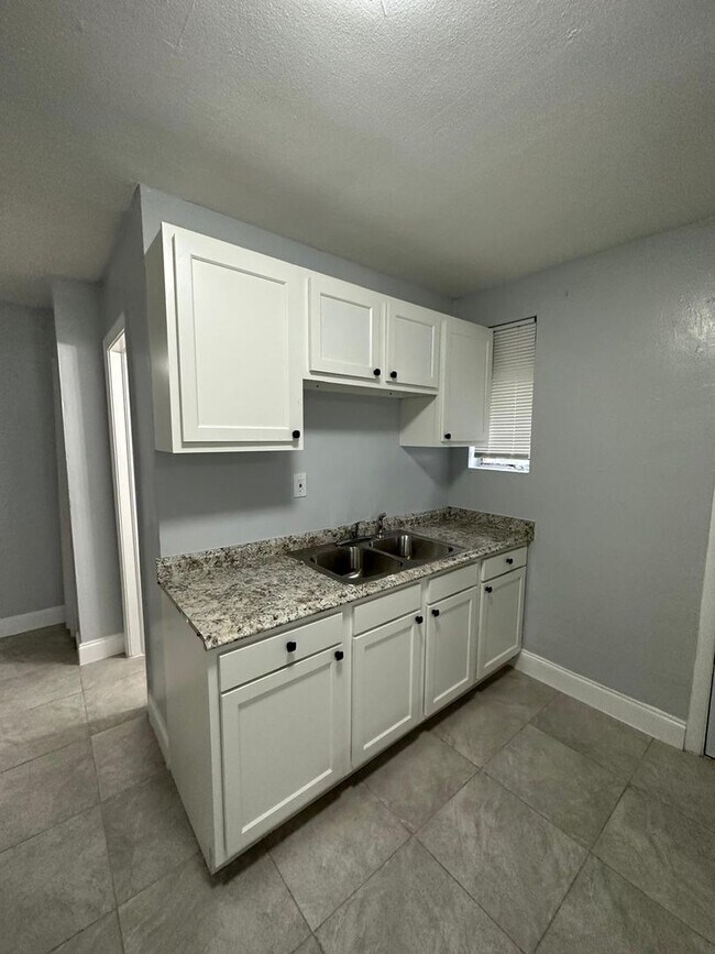 Building Photo - 1046/1048 W 8th St.- Duplex