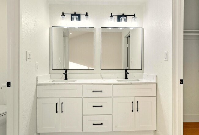 Building Photo - 11 Paddock Ct