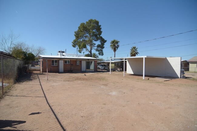 Building Photo - Remodeled 2 Bedroom 1 Bath House! Close to...