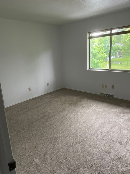 Building Photo - 4461 Maplepark Rd