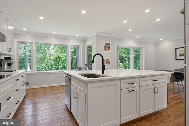 Building Photo - 1554 Forest Villa Ln