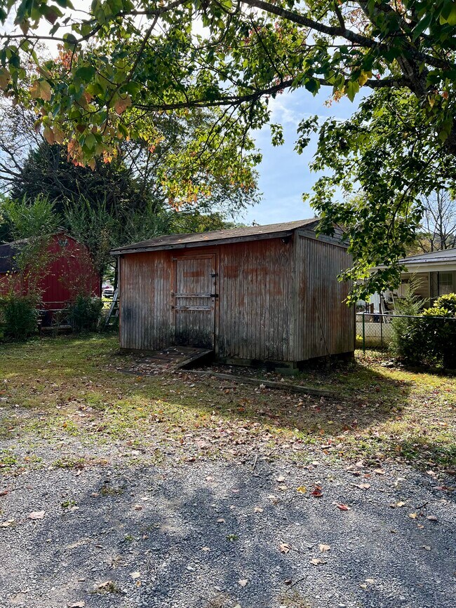 Building Photo - 712 Richmond Ave