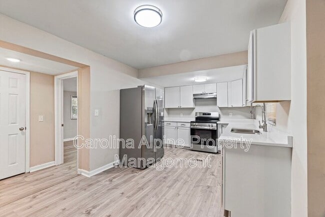 Building Photo - 175 Uphill Dr