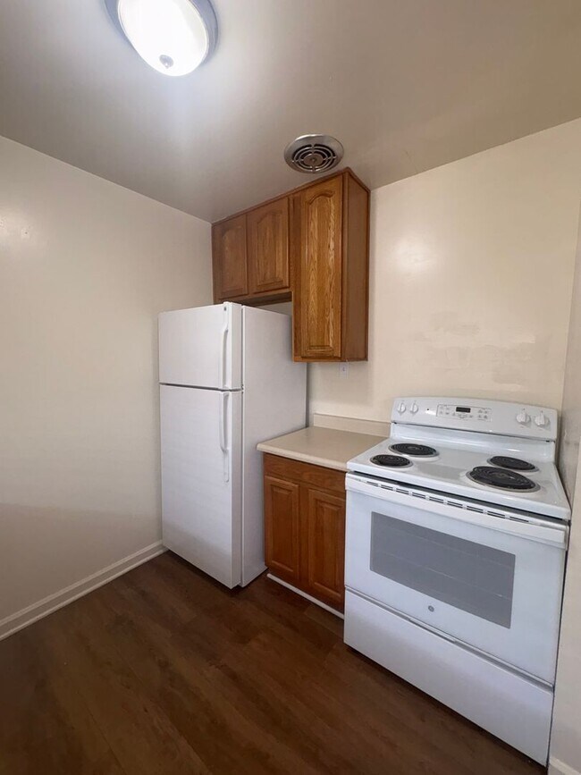 Building Photo - 1229o