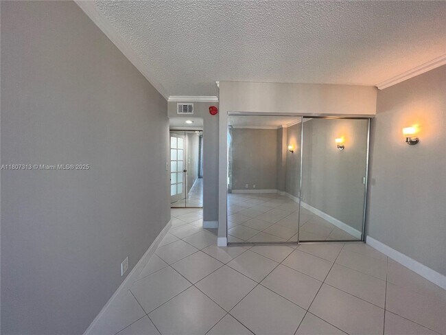 Building Photo - 100 Bayview Dr