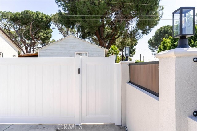 Building Photo - 10711 Cantlay St