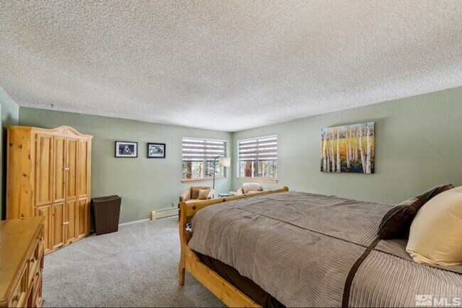 Building Photo - Large quiet condo backs to the forest