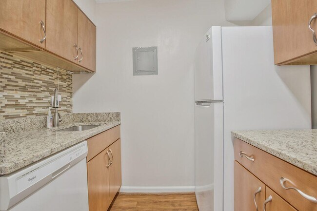 Building Photo - Coming Soon! 2 bedroom condo in Annapolis!