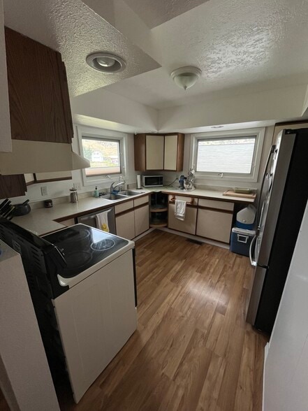 light and airy - 2 Meadowlark Sq