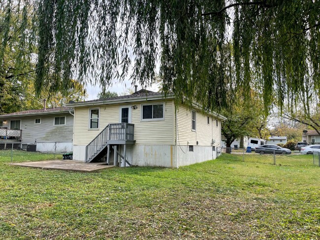 Building Photo - Charming home nestled right near the heart...