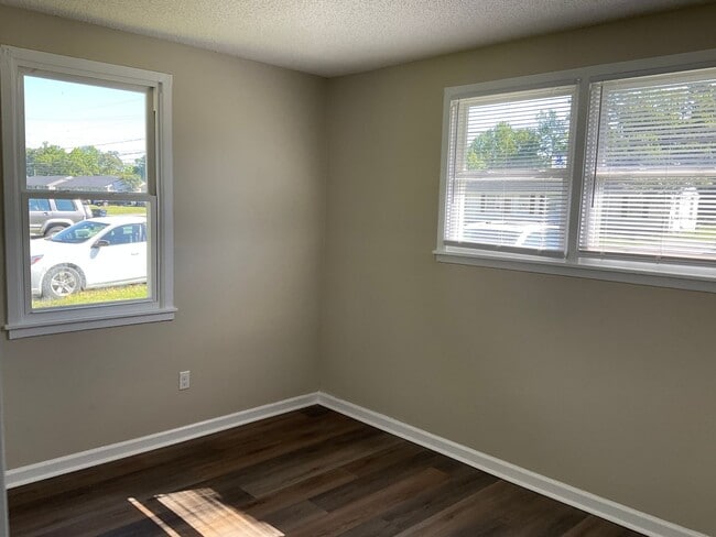 Building Photo - Come see this duplex that is conveniently ...