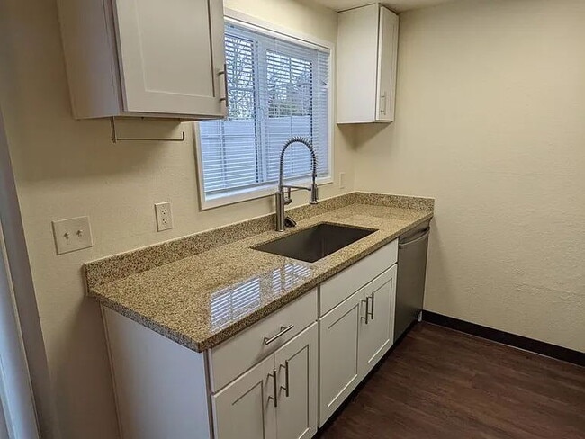 Building Photo - Available Now! Pet-Friendly 2 Bed/ 1.5 Bath with Patio & Parking