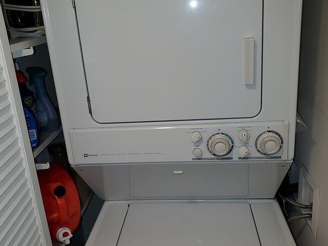 Building Photo - "Experience Island Living: Spacious 2-Bed, 2-Bath Retreat on Alii Drive!"