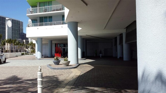 Building Photo - 325 S Biscayne Blvd