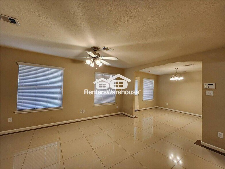 Building Photo - 11111 Valley Kings Dr