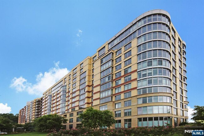 Building Photo - 8100 River 210